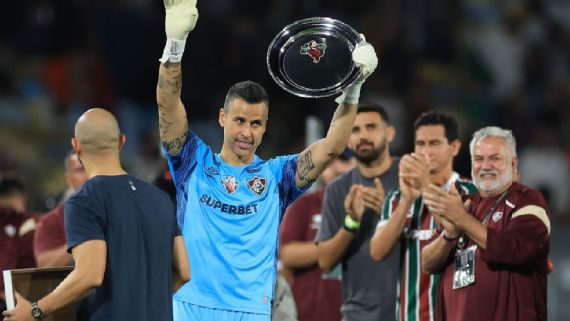 Fábio Breaks Shilton's Appearance Record - Fluminense Goalkeeper Fluminense goalkeeper Fabio being honored after the win against America Cali.