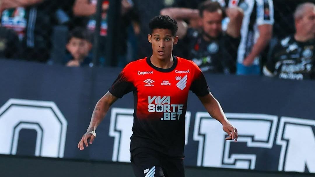 Athletico barra saída de atacante e emperra planos do Cruzeiro no mercado