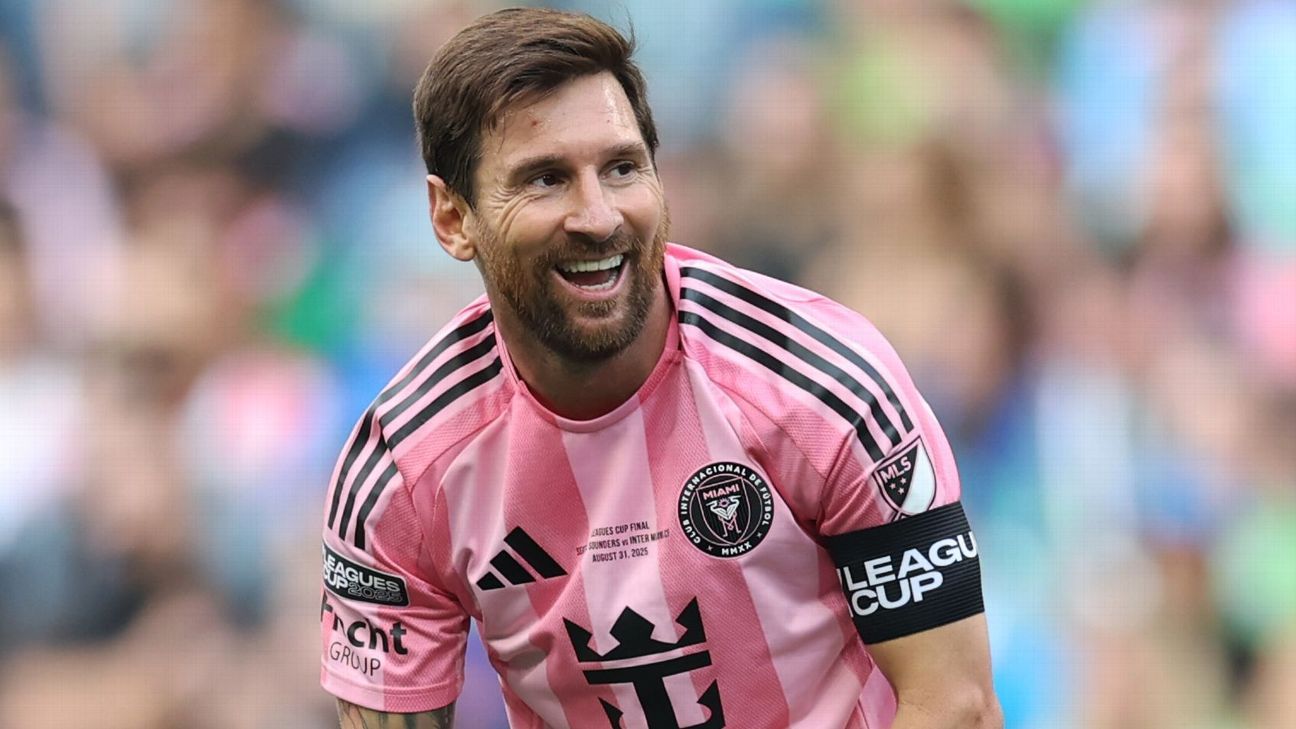 Lionel Messi gets ovation at Argentina theatre show
