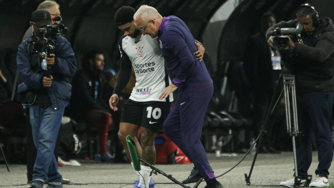Alerta nos Gramados: Memphis Depay Sente e Deixa o Campo Precocemente