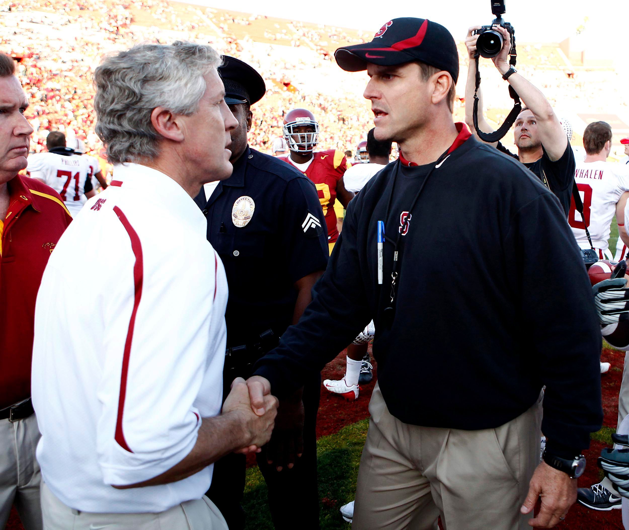 Harbaugh y Carroll estrechándose la mano