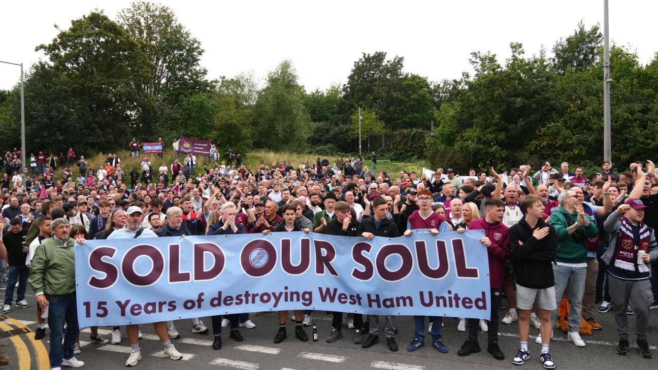 'Just resign': West Ham fans protest against board
