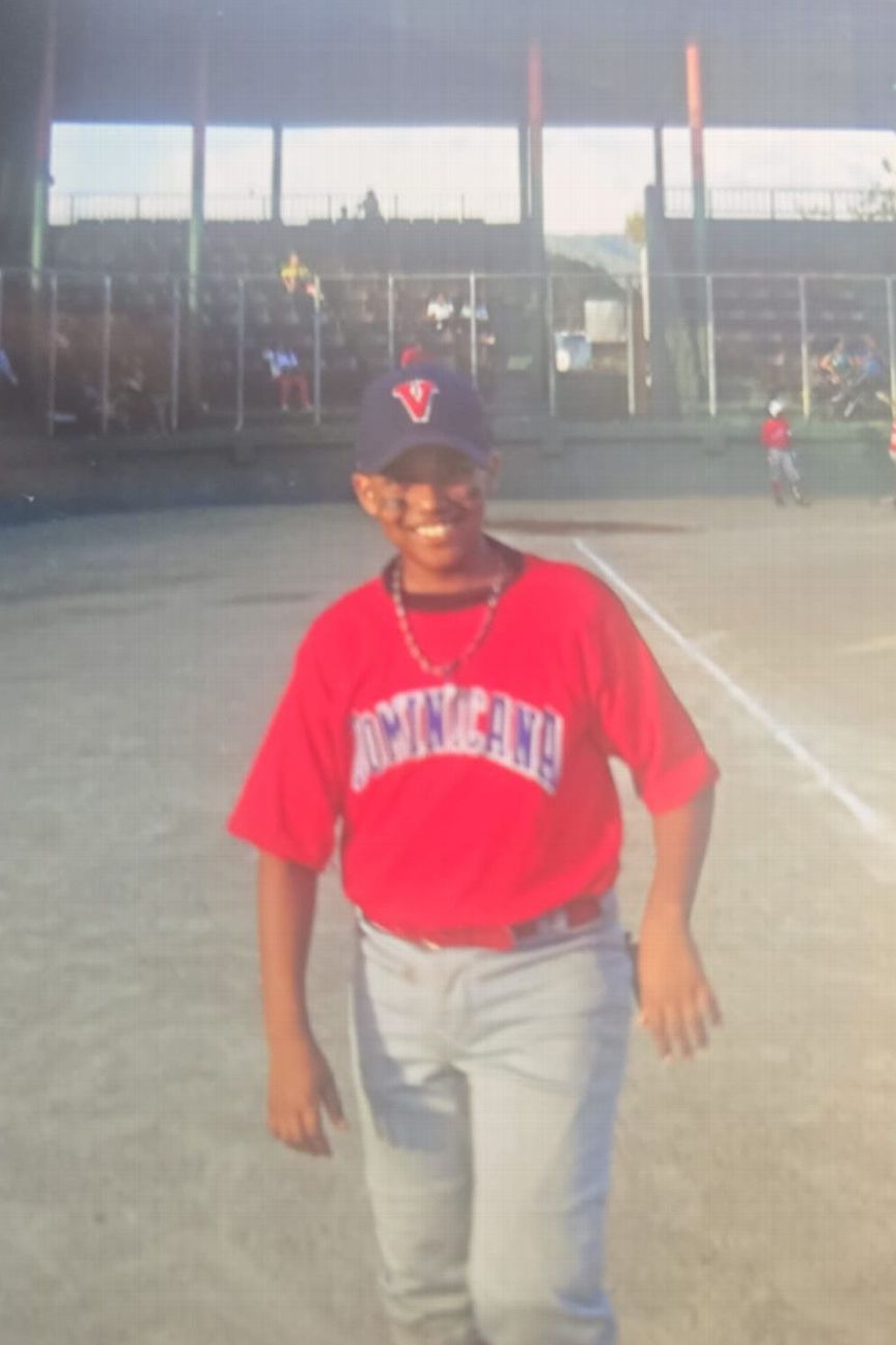 Juan Soto firmando un contrato