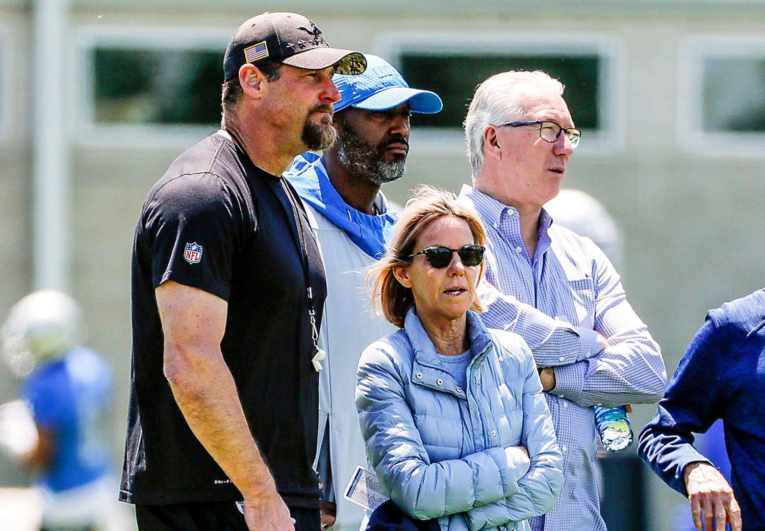 Brad Holmes ganó a la propietaria de los Lions, Sheila Ford (frente) y al presidente del equipo, Rod Wood (extrema derecha) durante el proceso de entrevista con su experiencia futbolística, liderazgo y habilidades de comunicación.
