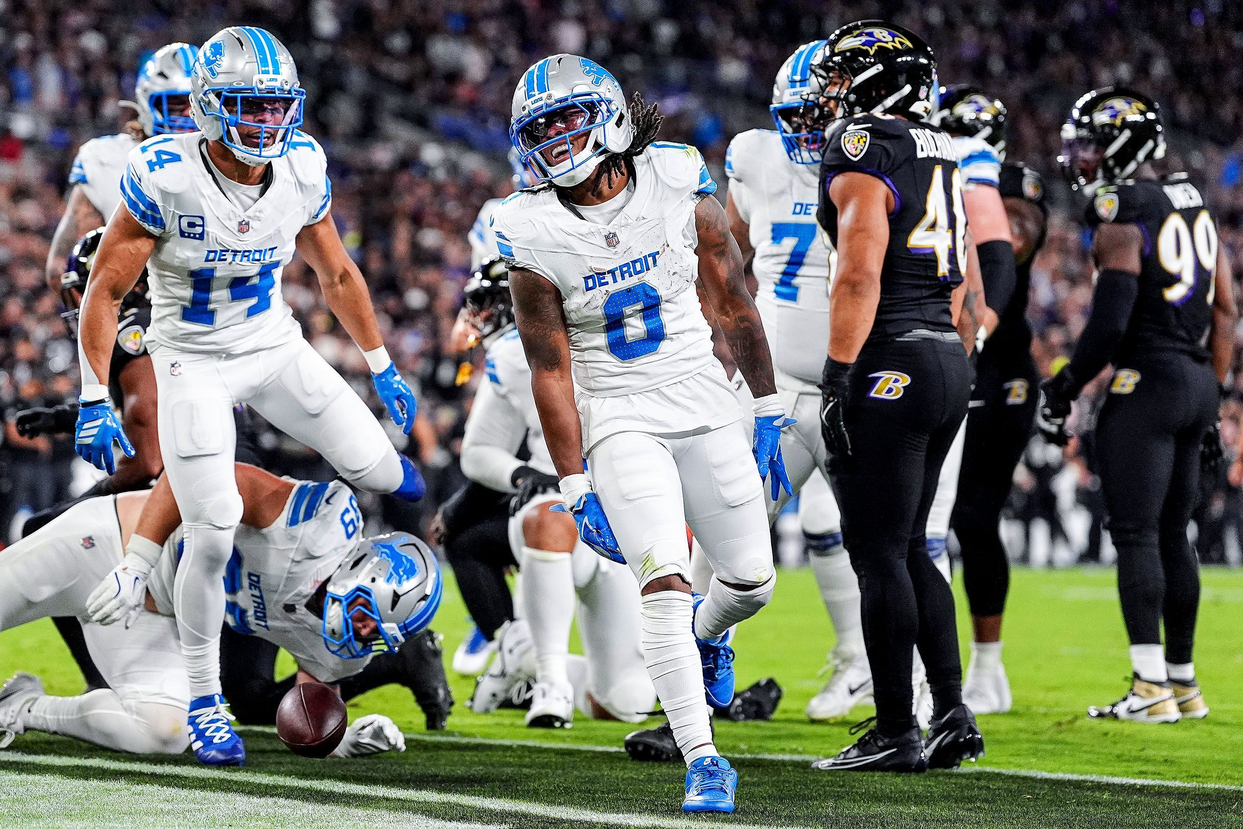 Jahmyr Gibbs y Amon-Ra St. Brown, jugadores seleccionados por Holmes que se han convertido en estrellas de los Lions.