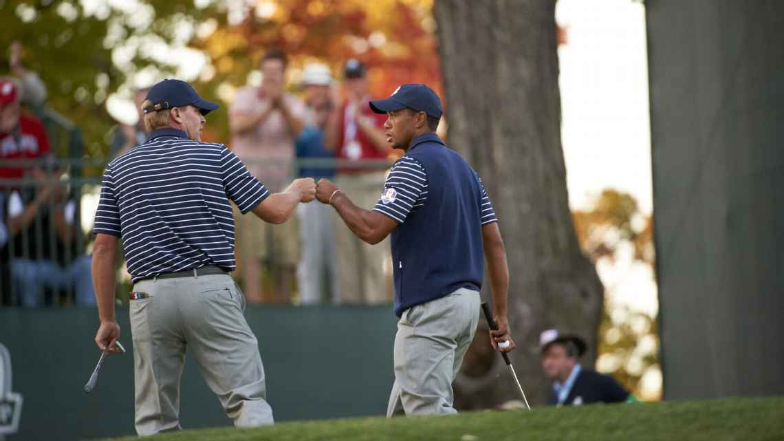Steve Stricker y Tiger Woods vistieron camisas a rayas azules y pantalones caqui para los uniformes del Día Dos del Equipo de EE. UU.