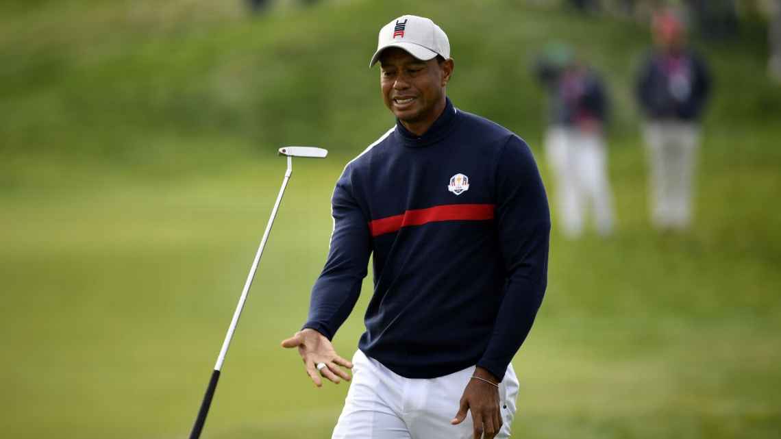 El Equipo de EE. UU. y Tiger Woods abrieron el certamen de 2018 con una camisa azul con una raya roja.