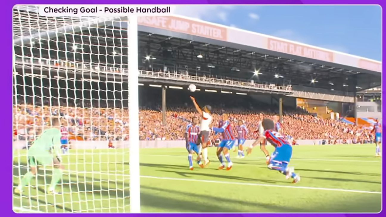 El VAR no sintió que hubiera evidencia definitiva de que el balón tocara la mano de Mohammed Salah.