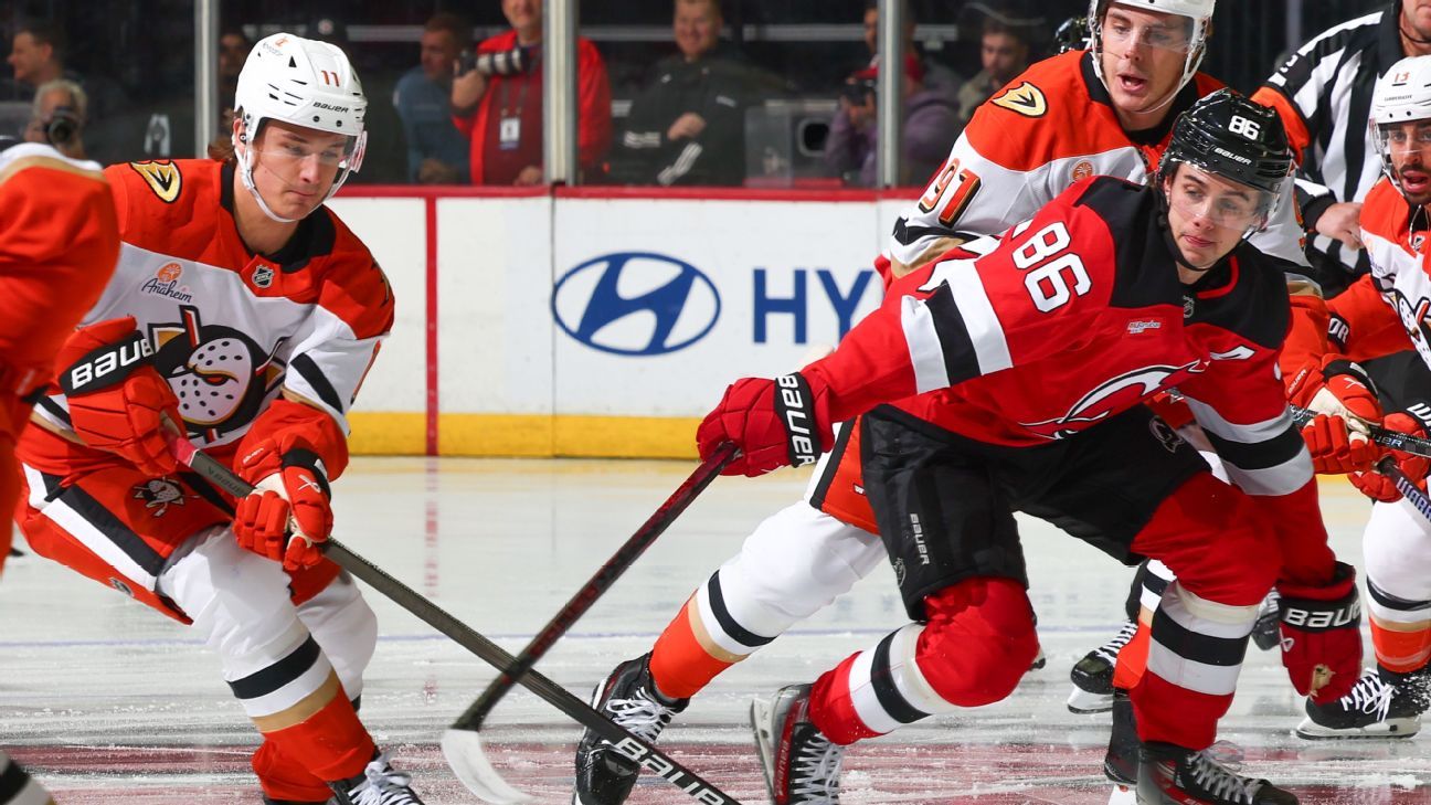 Zegras Seeks to Revive Magic in Flyers: Will the Ex-Ducks Recover His Game?