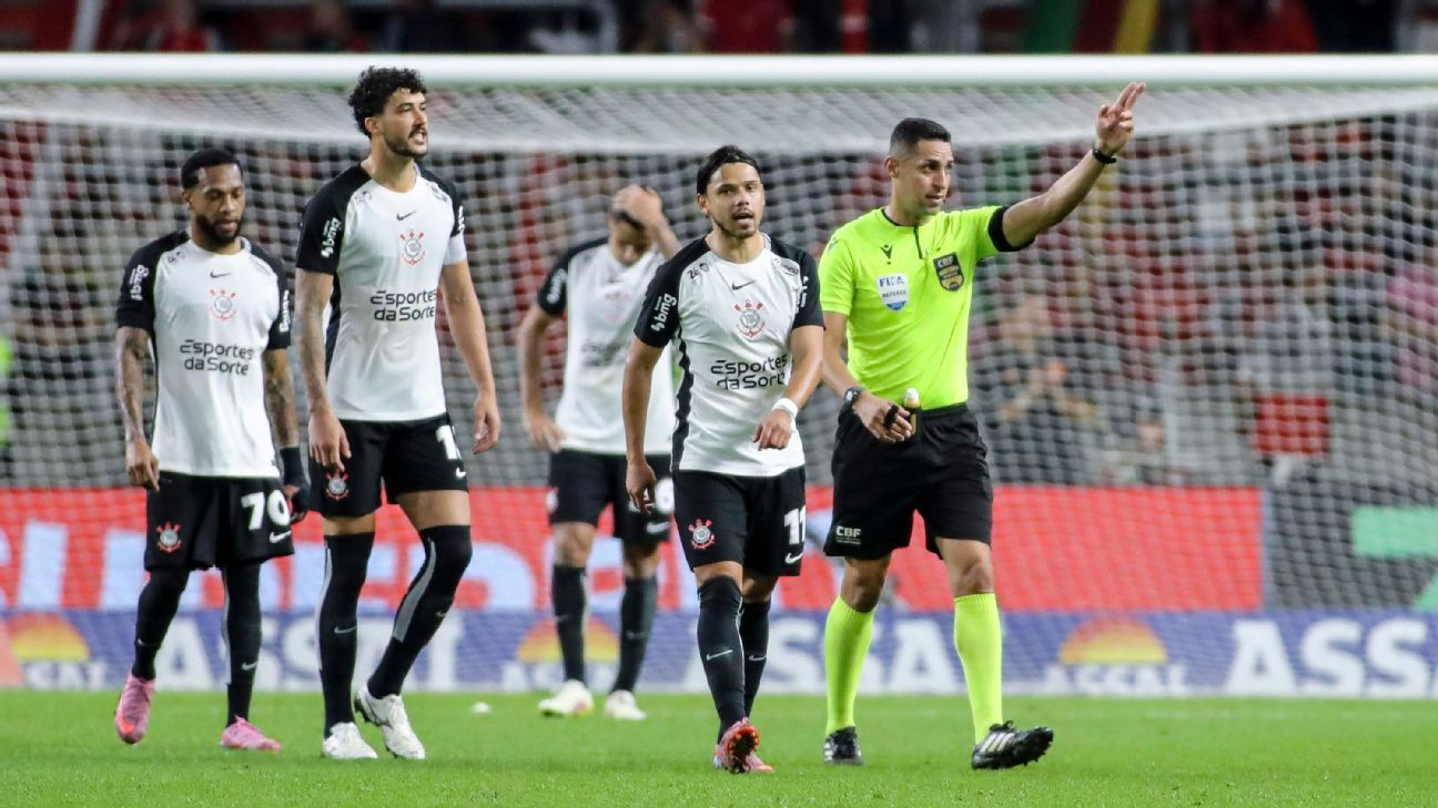 Cacá fez pênalti em Inter x Corinthians? Simon cita 'imagem não muito clara' e diz se árbitro errou em lance que revoltou alvinegros