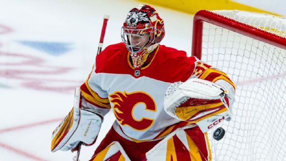 Вратарь Калгари Флэймз Дастин Вульф разогревается перед предсезонной игрой НХЛ