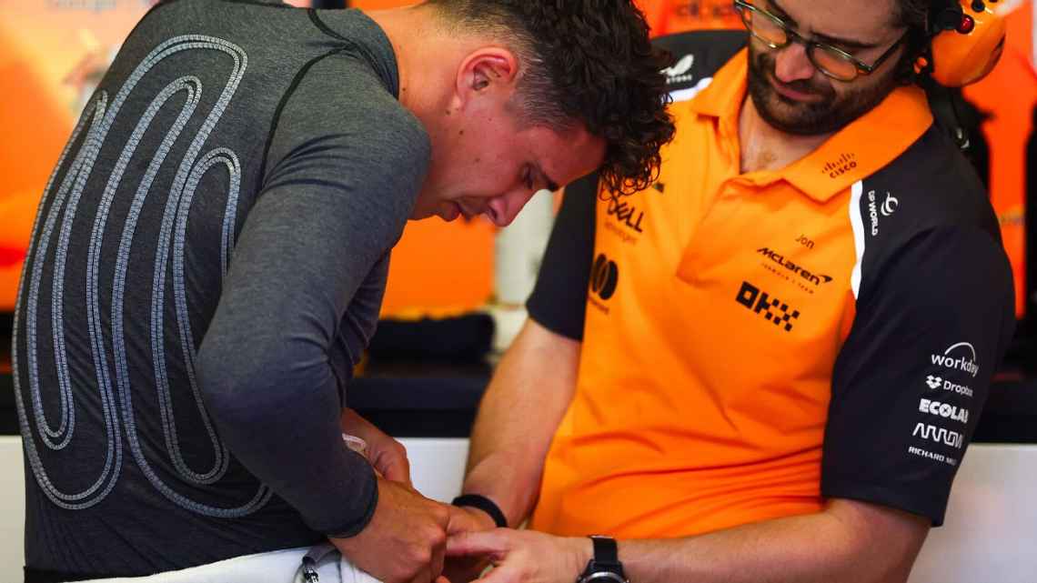 Lando Norris usando un chaleco refrigerante en el GP de España.