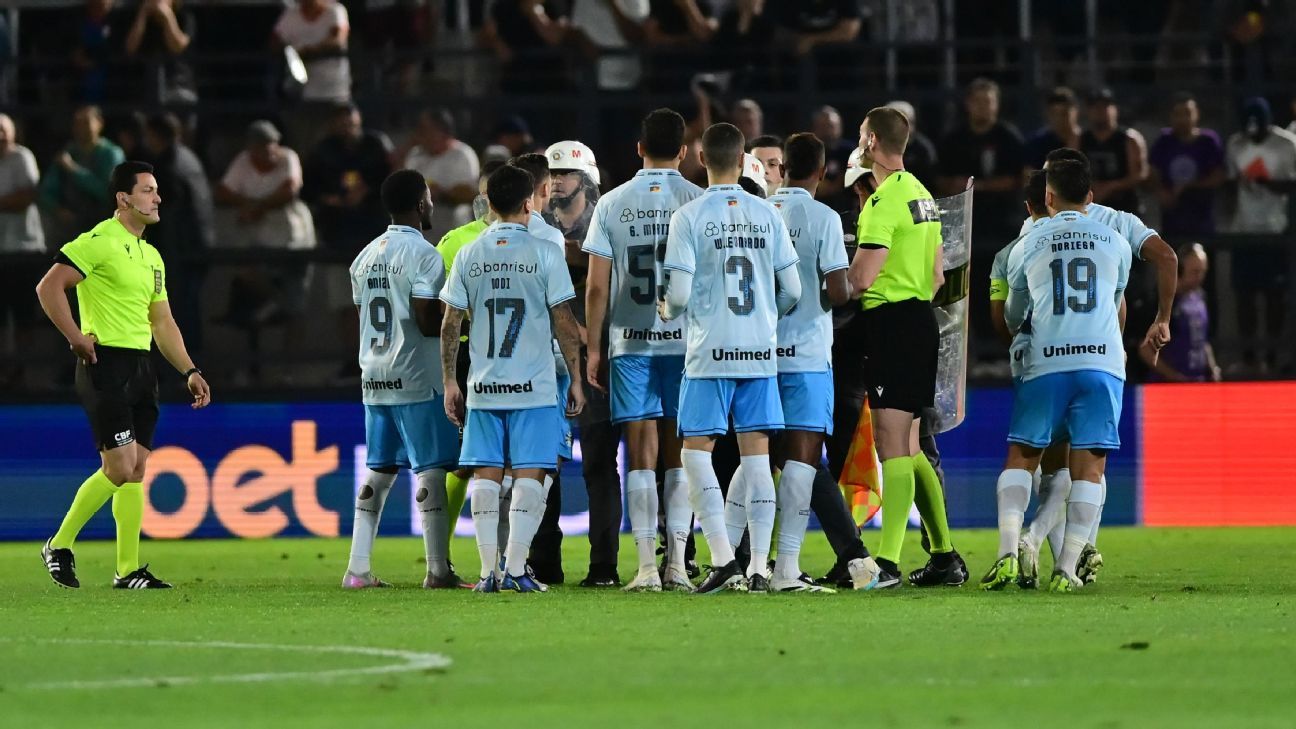 Árbitro relata ofensas de Kannemann e diretor do Grêmio durante jogo