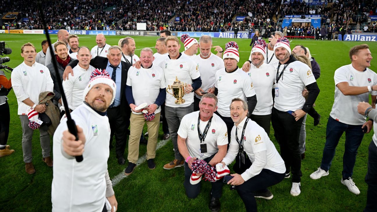 Lewis Moody con la Copa Web Ellis.