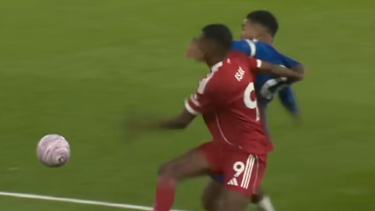 Si bien hubo contacto en la cara de Alexander Isak, se produjo después de que el delantero del Liverpool tirara de la camiseta de Reece James.