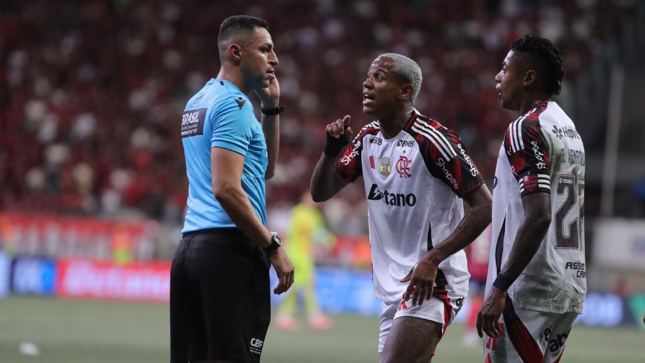 Flamengo impõe multa a Wallace Yan após expulsão contra o Bahia
