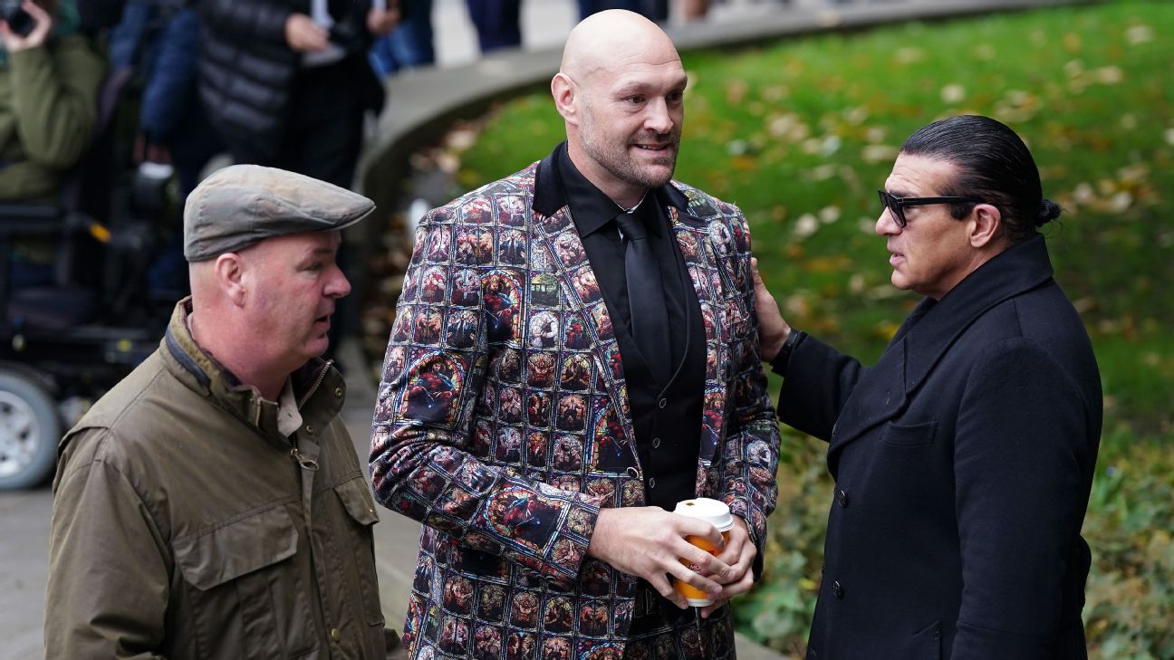 Tyson Fury rindiendo homenaje a Ricky Hatton.