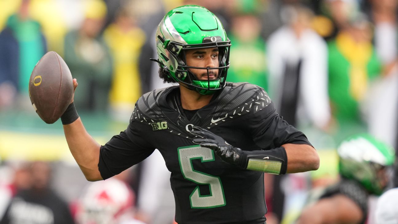 QB Moore opts against draft, returning to Ducks