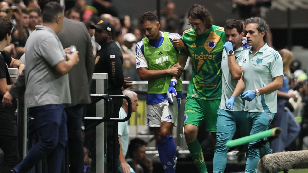 Cássio sofre choque, é substituído ainda no 1º tempo de Atlético-MG x Cruzeiro e vai direto para hospital