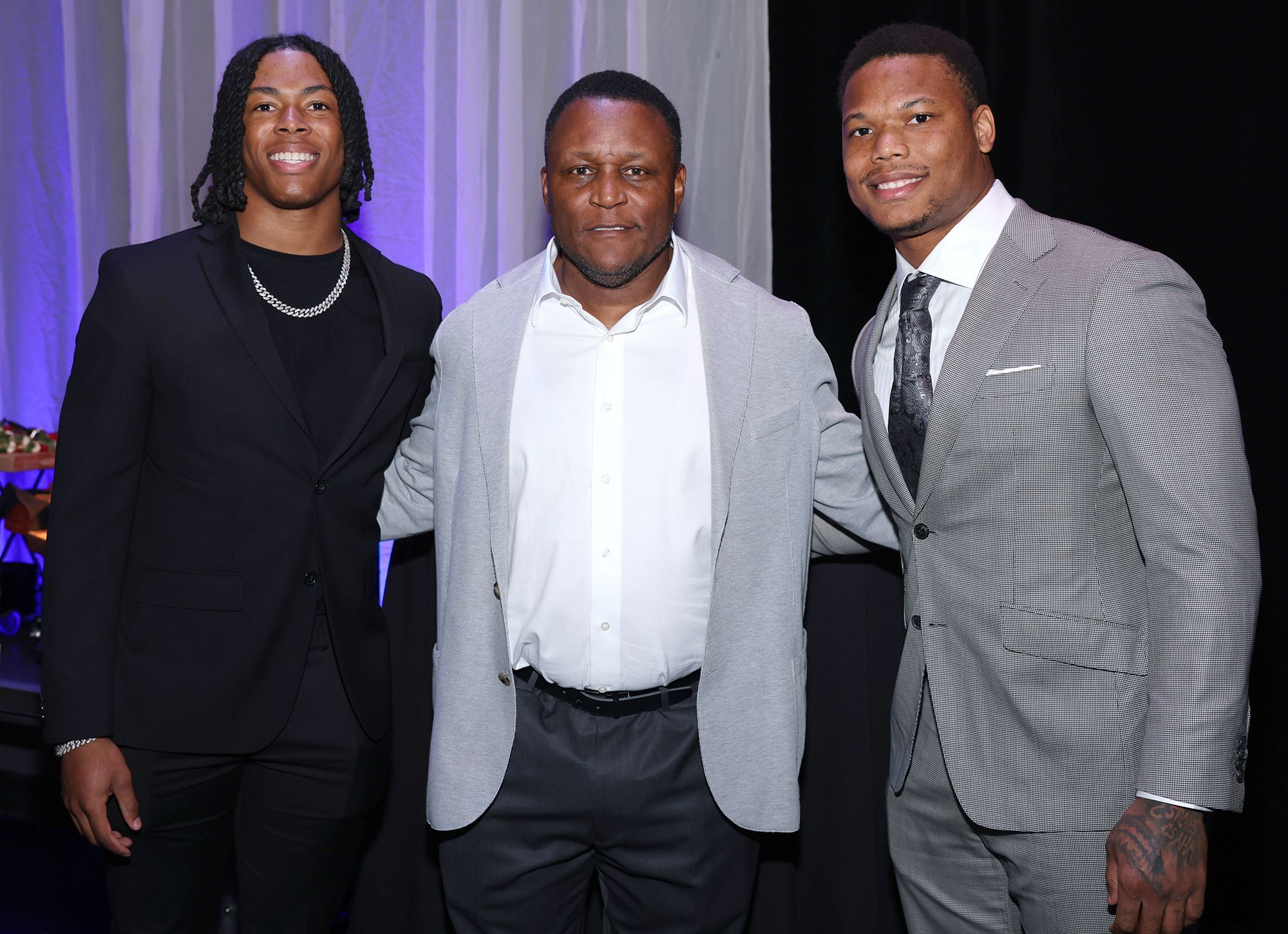 Barry Sanders: Leyenda de los Lions Inspira a Estrellas en Ascenso 3 Barry Sanders, middle, formed a bond with Jahmyr Gibbs, left, and David Montgomery shortly after each joined Detroit in the spring of 2023.