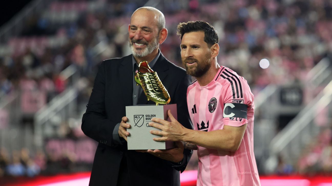 Messi honored with Golden Boot before playoffs