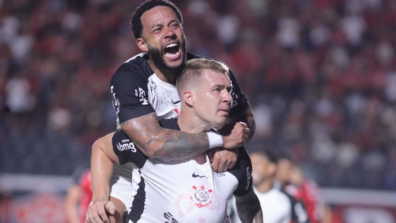 Corinthians bate Vitória com 'gol chorado' no fim e entra na luta por vaga na Libertadores