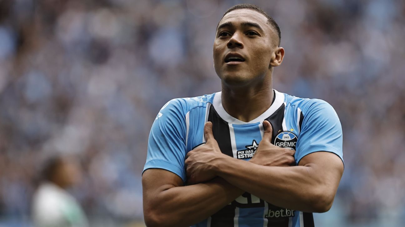 Carlos Vinícius brilha com três gols em vitória do Grêmio sobre o Juventude.