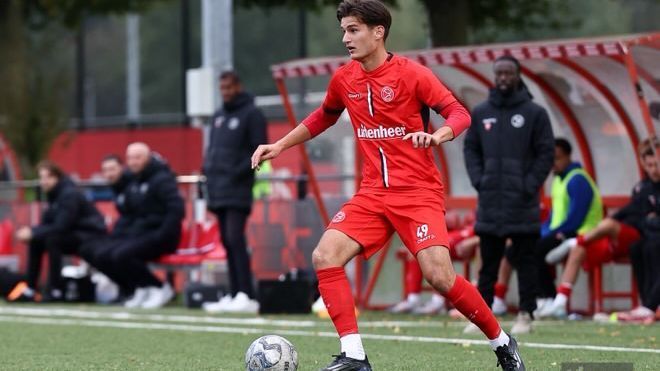 Almere-supporter Veenstra gebrand om 'zijn' club pijn te doen: "Ik ga laten zien dat ze fout zitten"