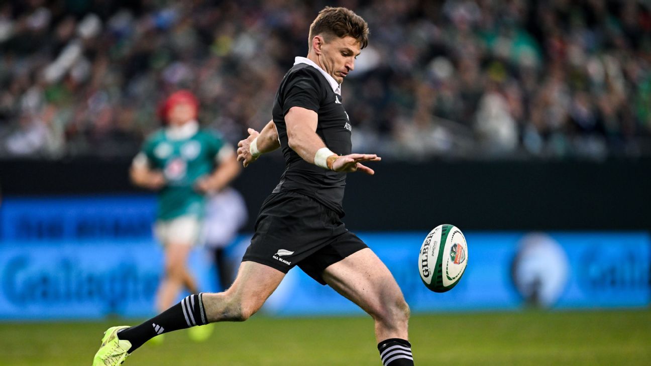 Inglaterra arrasa, Australia busca 10: Análisis Rugby Otoño 5 Beauden Barrett is still in fine form for New Zealand