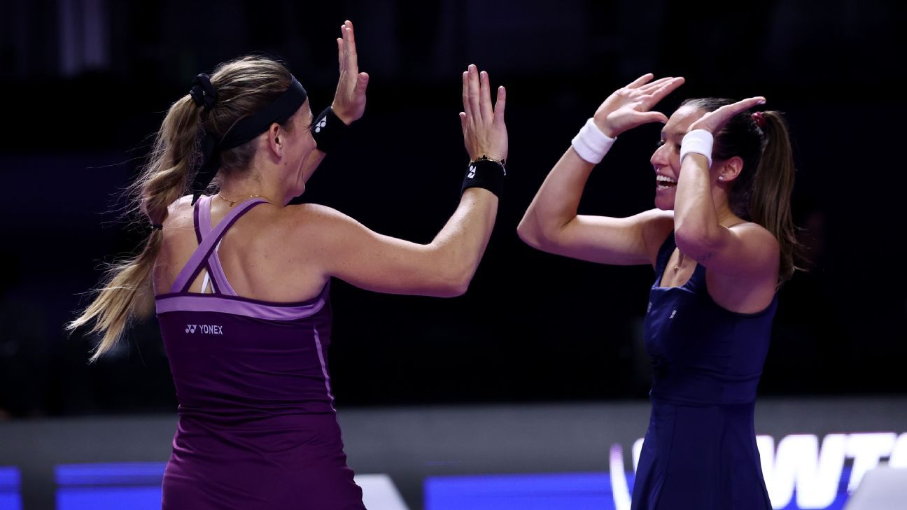 Stefani vence de virada, despacha 'ex' e garante semifinal inédita no WTA Finals