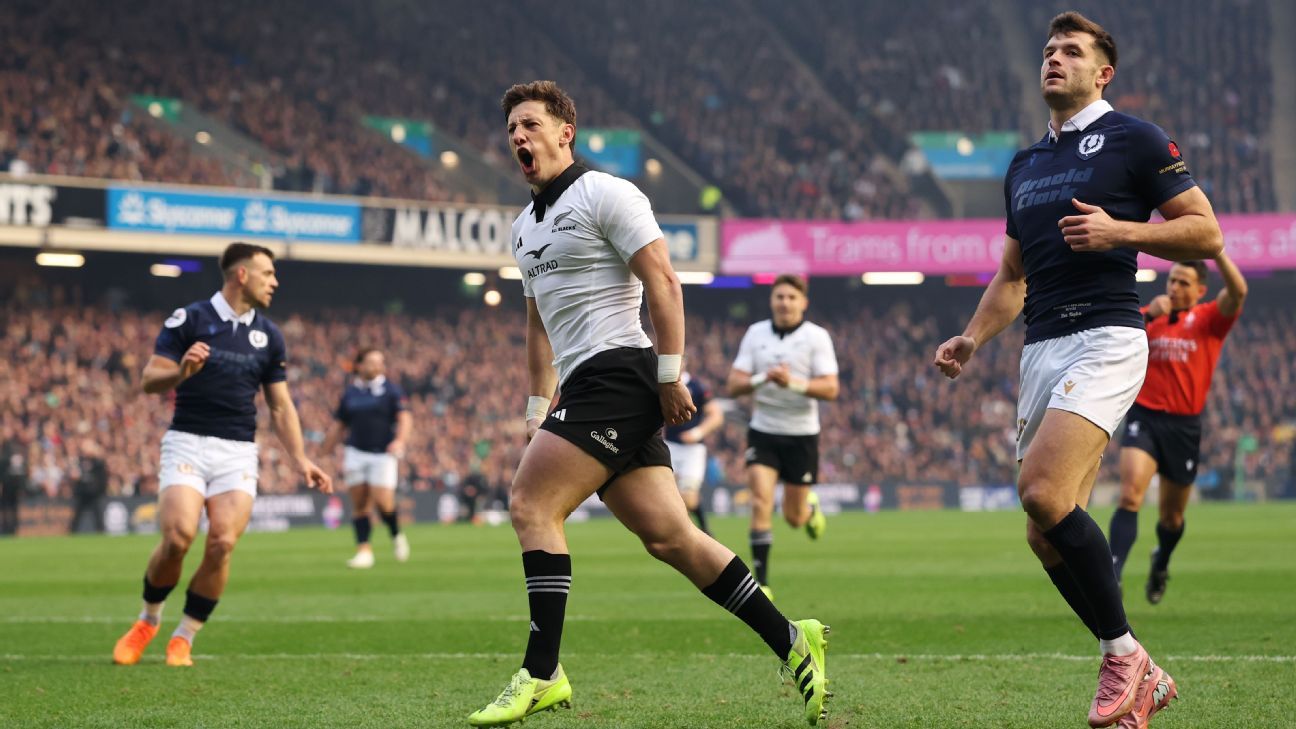 Cam Roigard celebra un try para los All Blacks.