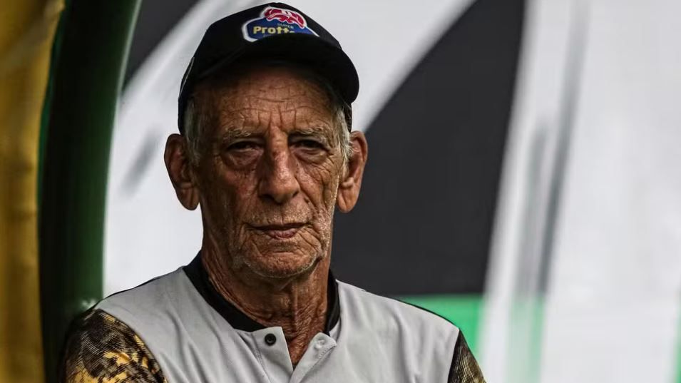 Treinador mais velho do país busca milagre para livrar o Amazonas do rebaixamento na Série B do Brasileirão