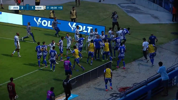Cenas lamentáveis: Avaí x Remo na Série B termina com pancadaria de jogadores em campo e confusão entre torcedores na arquibancada