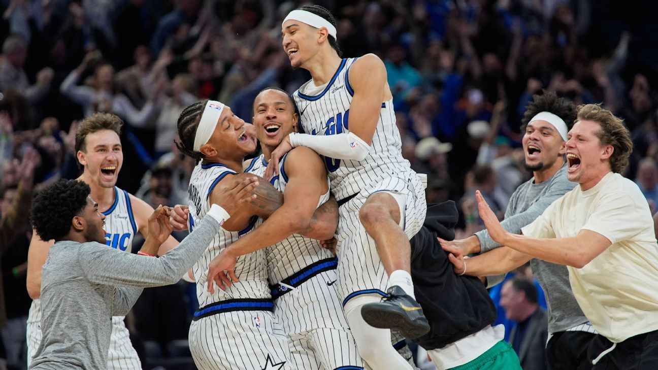 Jugadores del Magic celebrando con Desmond Bane