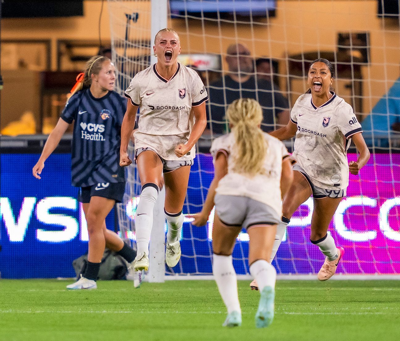 Riley Tiernan celebrando un gol