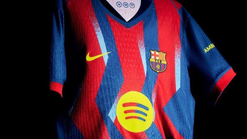 Ronaldinho desata la nostalgia en el Bernabéu, un ícono de la rivalidad Barça-Madrid