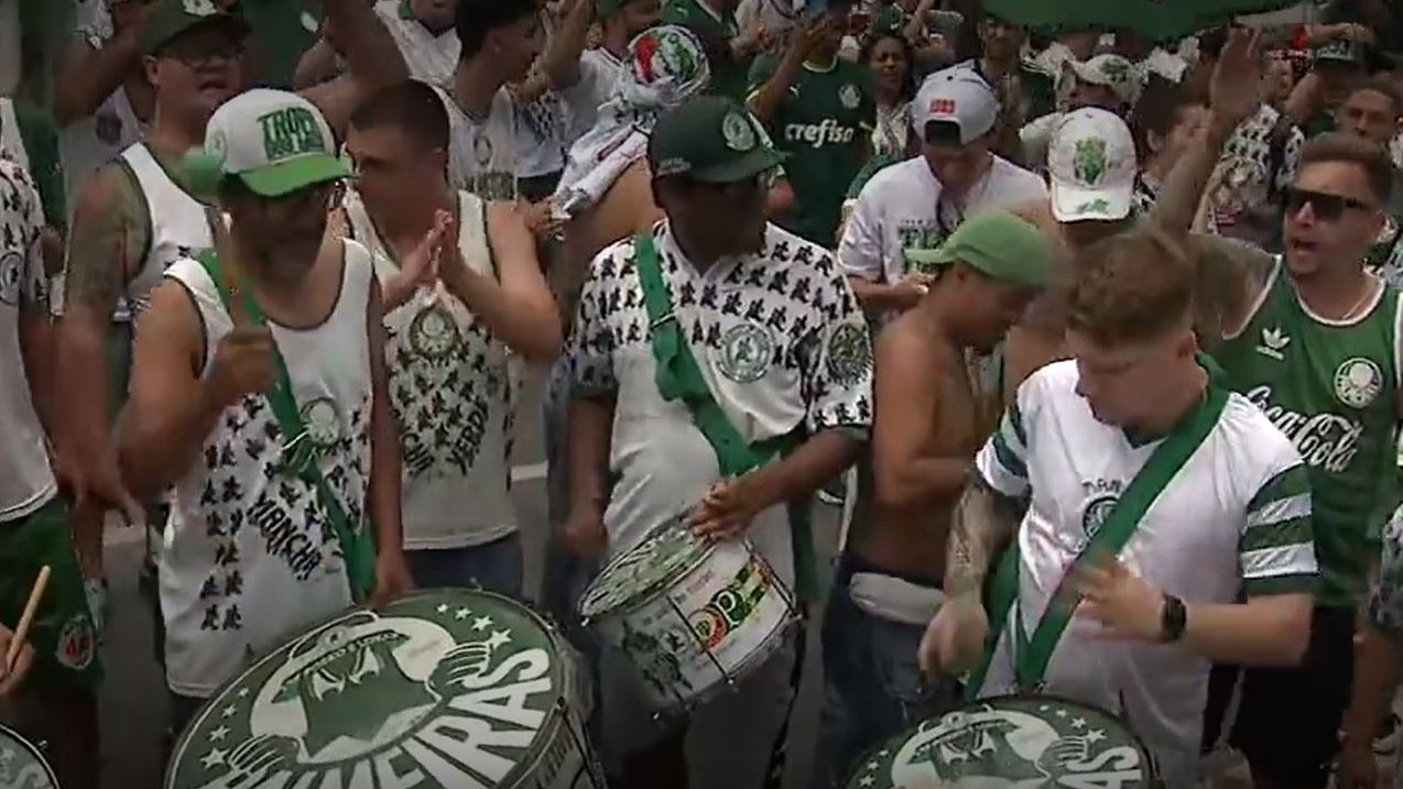 Torcida do Palmeiras faz festa antes de viagem de time para jogo decisivo no Brasileirão e final da Libertadores