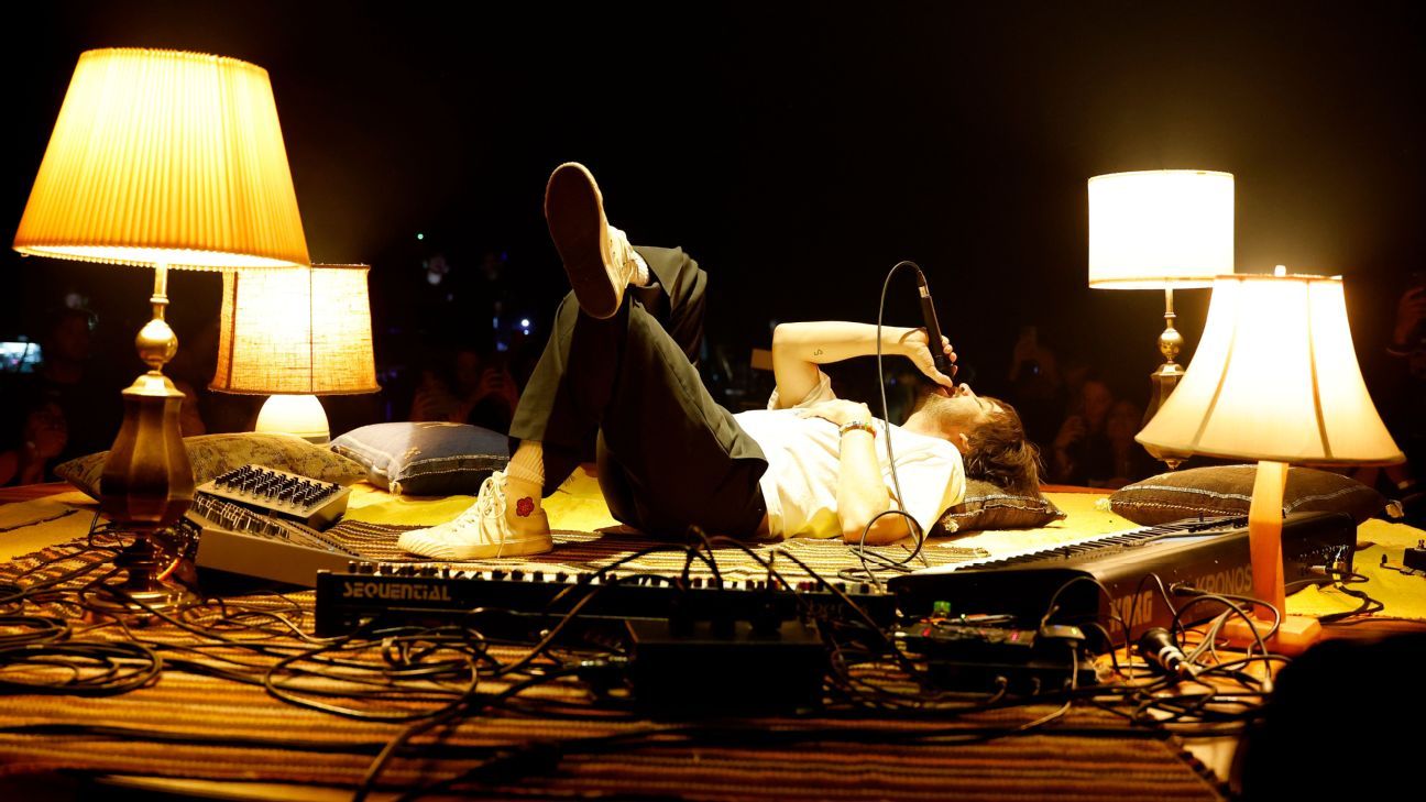 NFL: ¿Quiénes son los mejores DJs de vestuarios? Música y polémicas 3 Bijan Robinson con auriculares