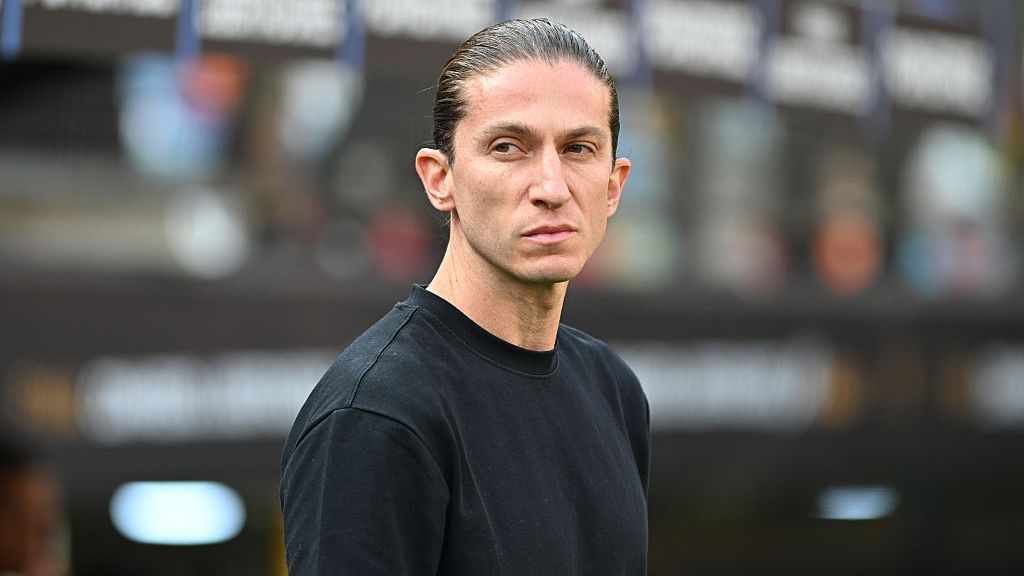 Filipe Luís, ícone do futebol, conquista a Libertadores como jogador e técnico, unindo-se a só um brasileiro na galeria dos campeões