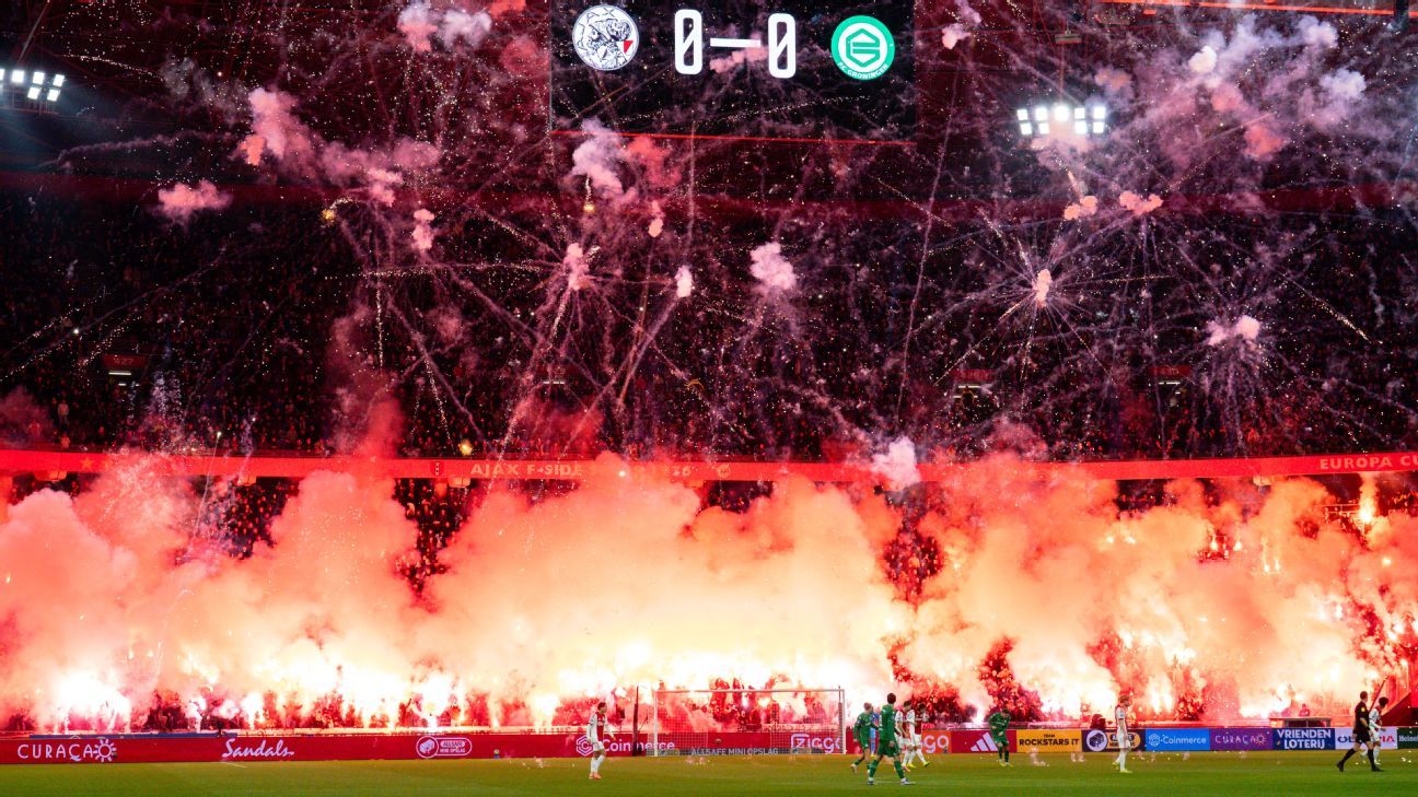 Vuurwerk op tribunes kost Ajax geldboete, straf voor Groningen-duel volgt nog