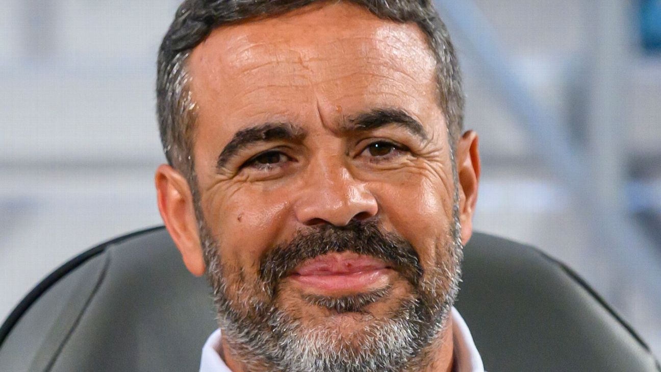 Artur Jorge revela noites acordado acompanhando o Brasileirão e comenta Filipe Luís no Flamengo