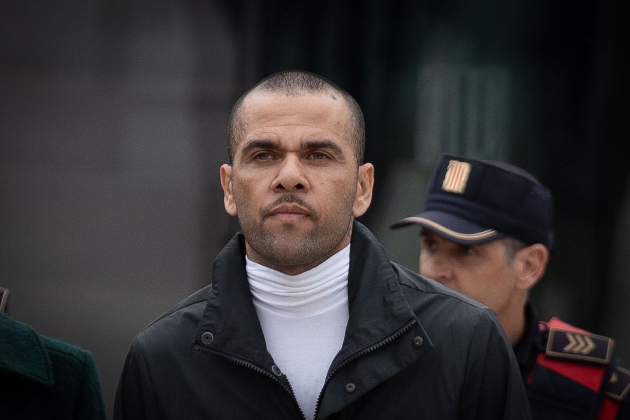 Sources: Alves buys Portuguese club, may play