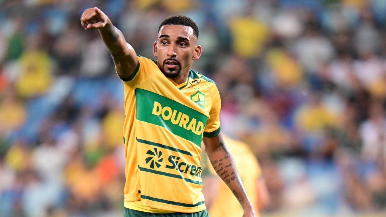 Vitória acerta contratação de lateral destaque da Série B disputado pelo Cruzeiro.