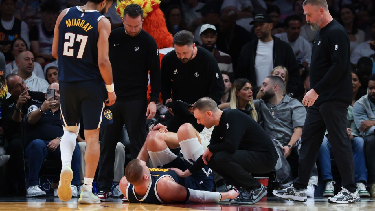 Nuggets' Jokic limps off court after injuring knee