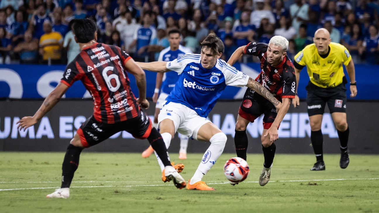 Estreia de Tite pelo Cruzeiro é marcada por derrota para ex-comandado no Corinthians.