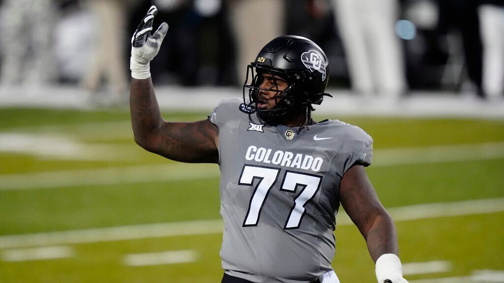 Colorado star OT Seaton entering transfer portal