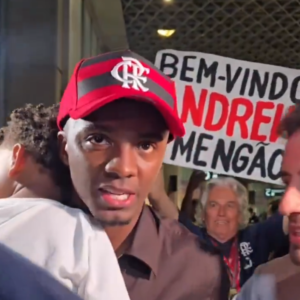 Torcida do Flamengo acolhe Andrew, novo goleiro, em emocionante desembarque no Rio de Janeiro