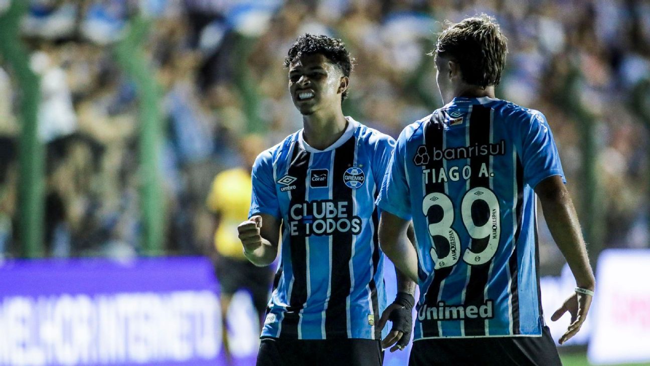 Grêmio renova contrato com promessa revelada por Luís Castro e define alta multa rescisória