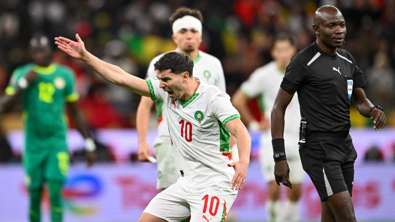 Brahim Diaz appeals for a penalty.