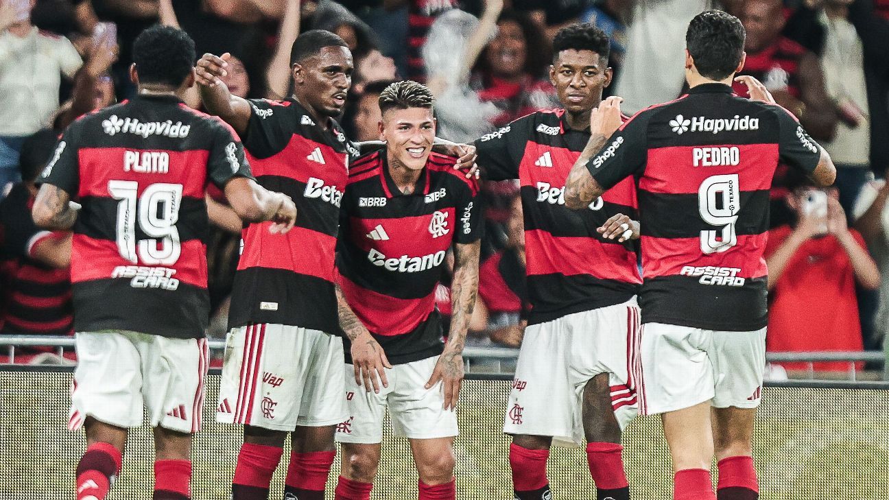 Carrascal brilha com golaço e Flamengo castiga Vasco na estreia do time principal no Carioca